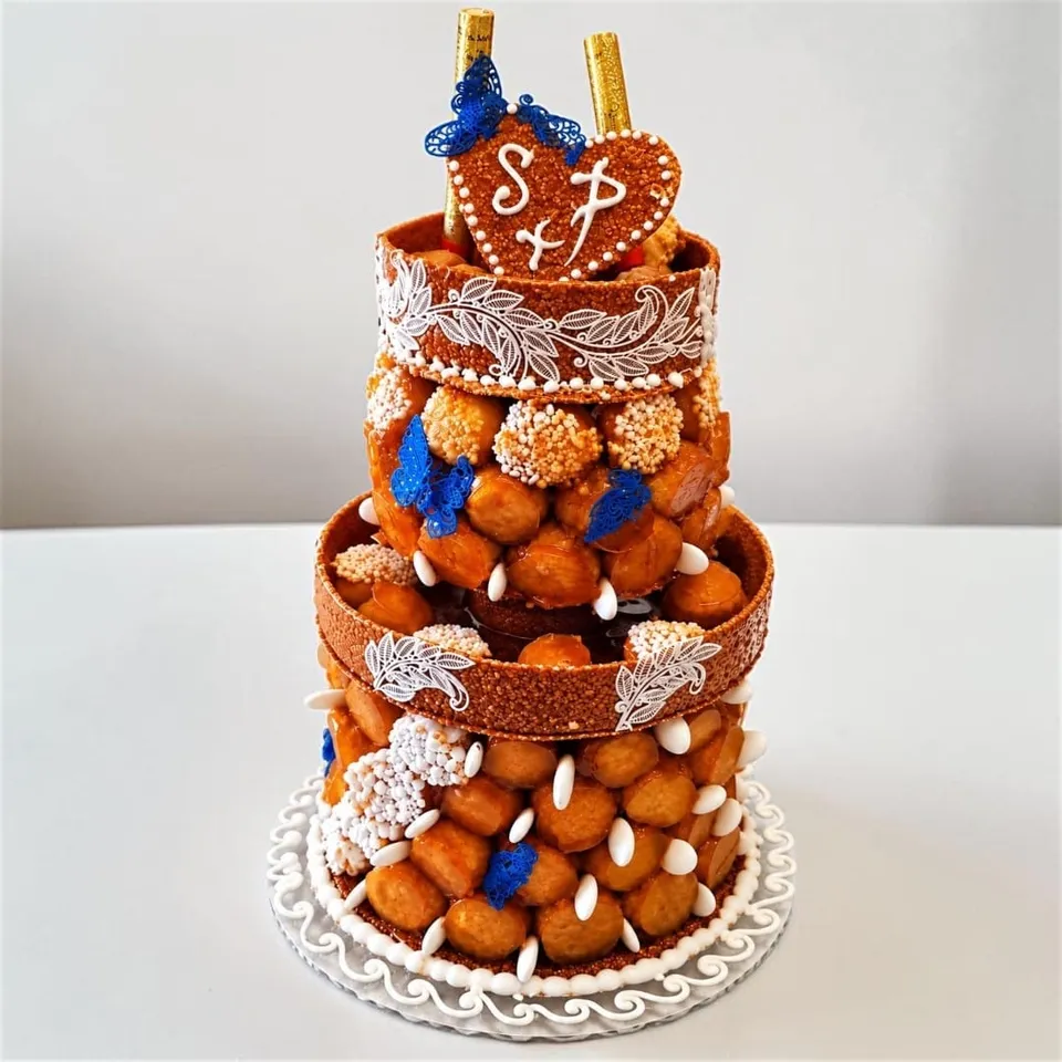 Croquembouche de mariage aux initiales S & P