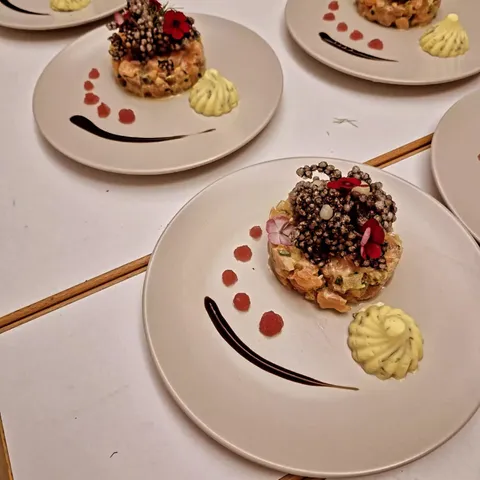 Tartare dressé à l'assiette, perles croustillantes et touches de sauce