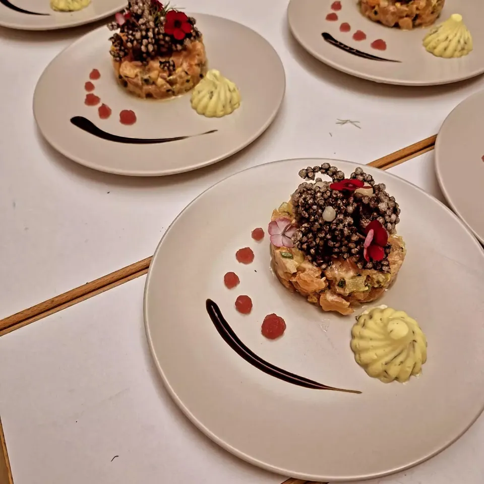 Tartare dressé à l'assiette, perles croustillantes et touches de sauce